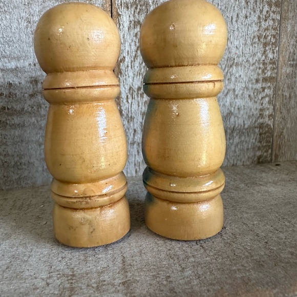 Mini Wooden Salt & Pepper shakers.  Hawaii souvenir. Tropical scene.  Aloha - Picture 2 of 6